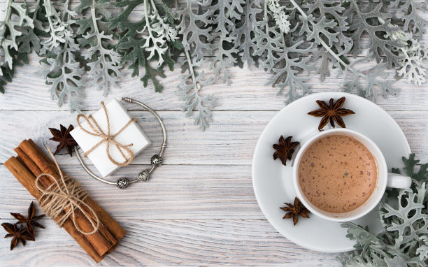 珠宝、饰物、手链和盒子。图片下载