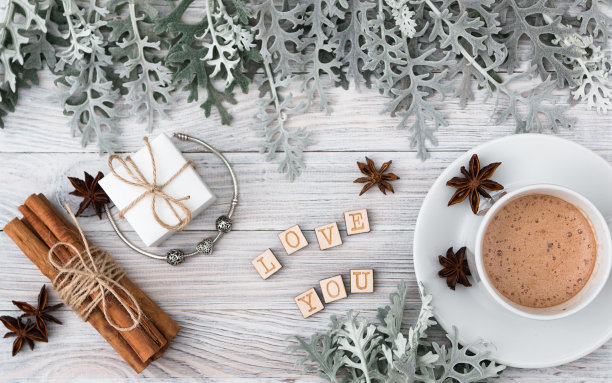 珠宝、饰物、手链和盒子。图片下载