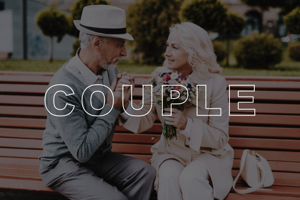 老夫妇。吻的手。花。两个退休人员。图片下载