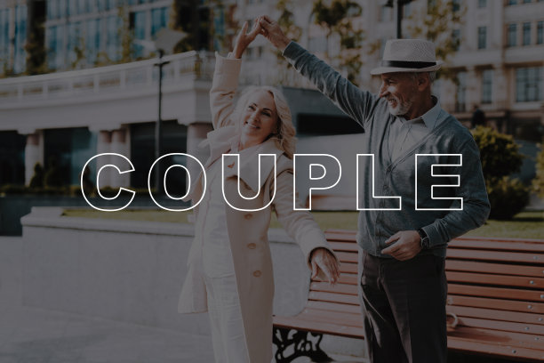 两个退休老人在长凳附近的广场上跳舞。他们都没说完图片下载