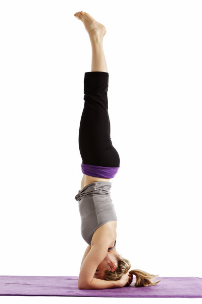 女子示范头倒立或支撑式头倒立瑜伽姿势图片下载