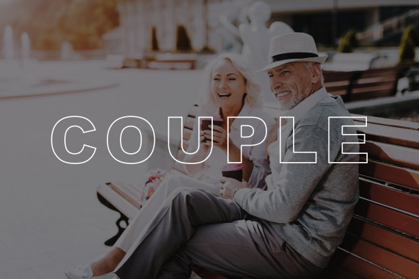 两个退休人员。喝咖啡。老夫妇。走路。图片下载