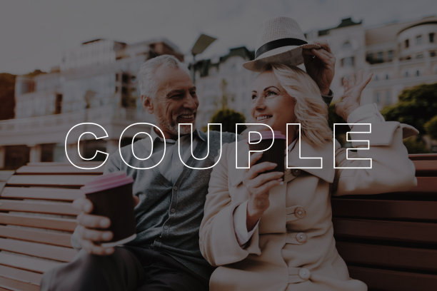 帽子笑了。休闲时间。养老金领取者。面带微笑。图片下载