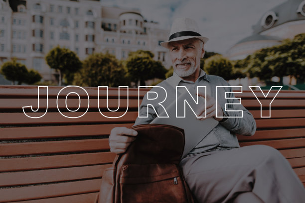 养老金领取者。的旅程。棕色的公文包。板凳上。公园。图片下载