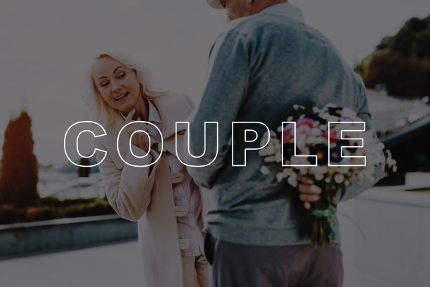 一位老人背后拿着一束花。一个我们图片下载