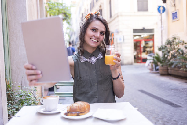 在户外喝果汁自拍的女人图片下载