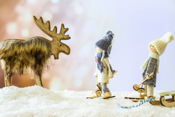 两个滑雪者和一只驯鹿在圣诞节图片下载