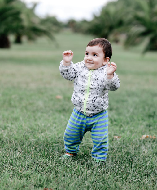 在公园里散步的婴儿图片下载