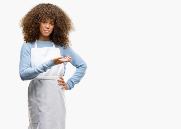 非洲裔美国女店主，系着围裙，手里拿着什么东西图片下载