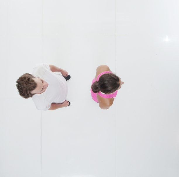 正上方的男人和女人在运动服装图片下载