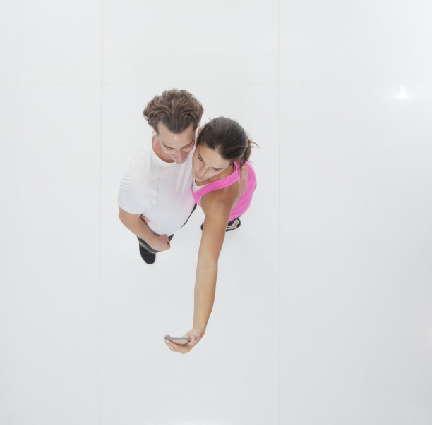 正上方的男人和女人在运动服装图片下载