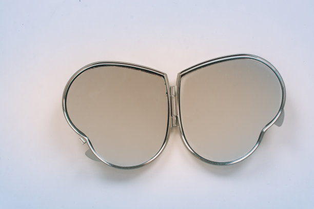 成对的心形装饰物图片下载