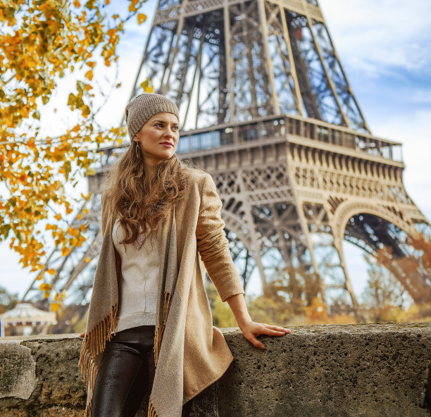 在巴黎堤岸上遥望远方的女游客图片下载