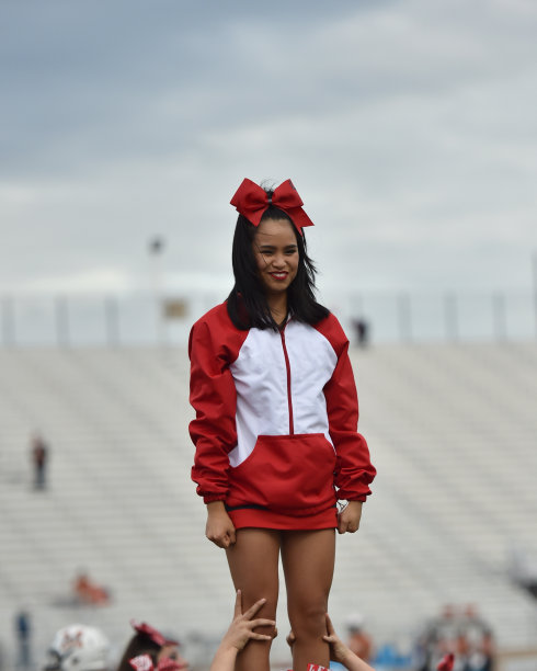 年轻的亚裔美国啦啦队队长图片下载