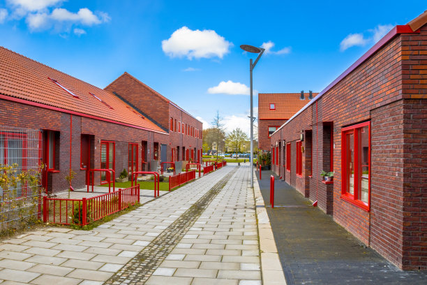 现代街道上的红砖房子图片下载