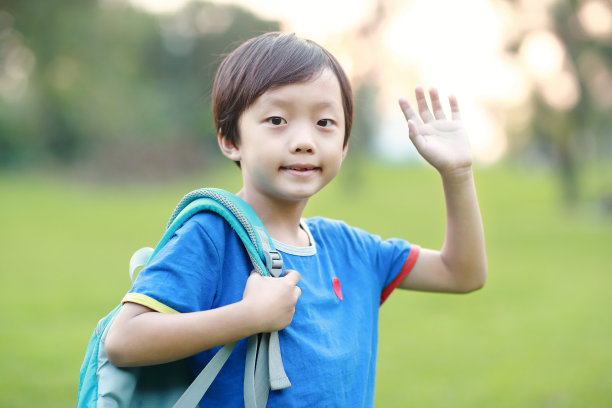 小男孩去上学图片下载
