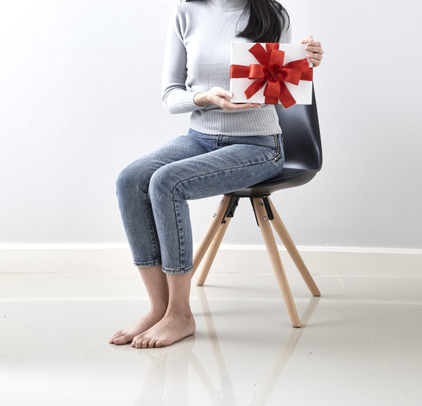 年轻的亚洲女子打开一个白色背景的礼品盒，图片包括拷贝空间图片下载