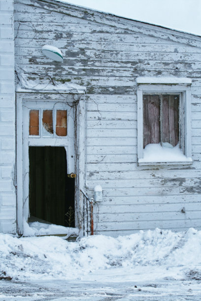 废弃建筑的破门洞图片下载