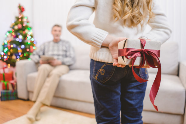 女孩拿着一个礼物盒给爷爷图片下载