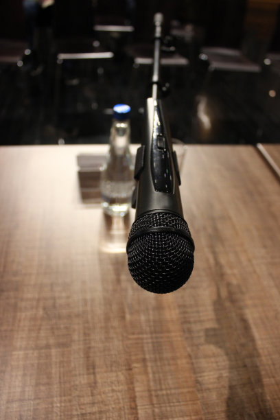 黑色的麦克风图片下载