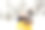 可爱的小男孩在美丽的冬季公园用舌头抓雪花图片下载