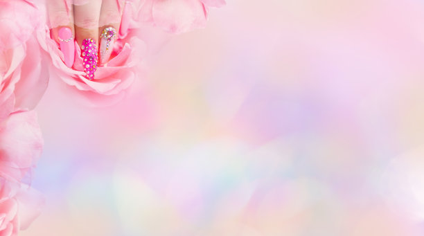 彩色指甲艺术。修指甲。假日风格明亮的指甲与宝石和闪光。指甲油。钻石闪耀的时尚，时尚的配饰。美丽的手。时尚的指甲,Nailpolish。图片下载