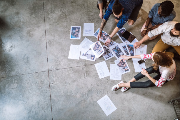 年轻设计师的创意合作图片下载