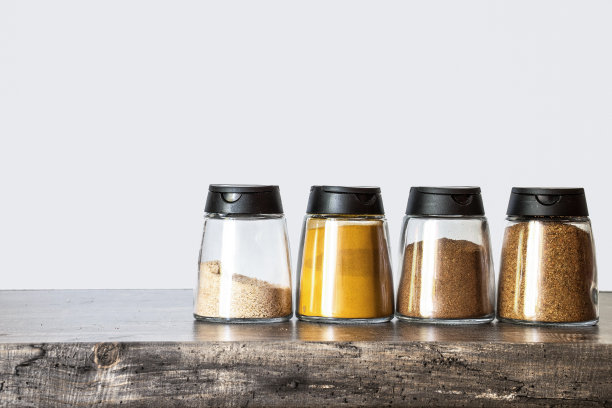 粉状香料装于木桌上，背景光线较好图片下载