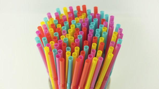 彩色塑料吸管在一个中性的背景图片下载