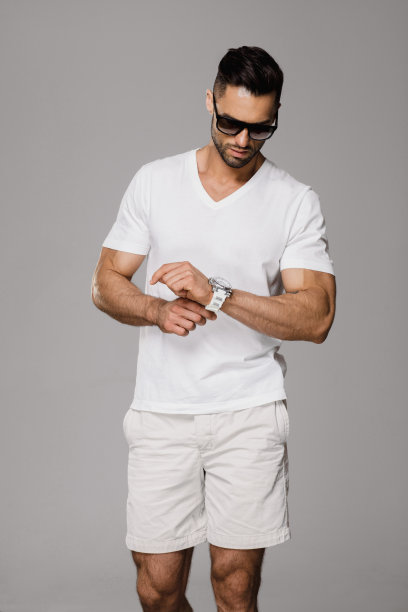 帅气的男人穿着白色的夏装，戴着太阳镜图片下载