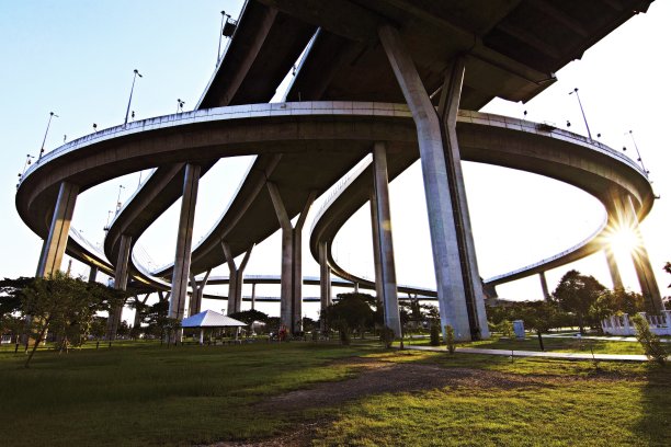 泰国曼谷的公园和桥。图片下载