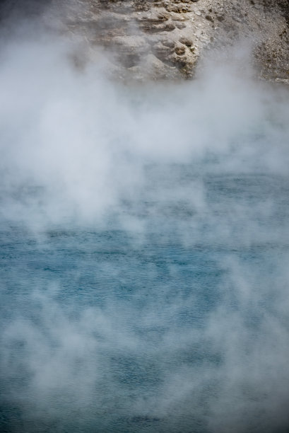 黄石公园的棱柱形温泉图片下载