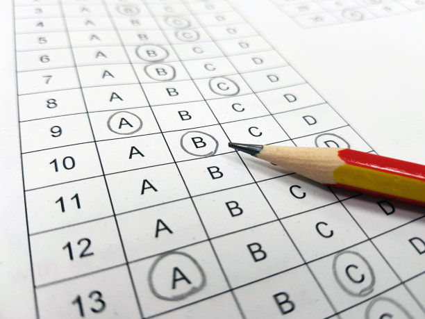 考试铅笔考试入学考试，书写考场用铅笔写在标准试卷上，答案和英文纸在桌上。图片下载