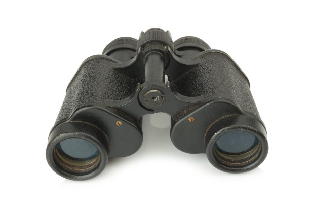 双筒望远镜。脏了。在白色背景上隔离图片下载