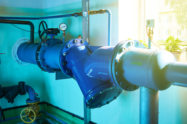 阀门安装在漆成蓝色的管道上。工业背景。图片下载