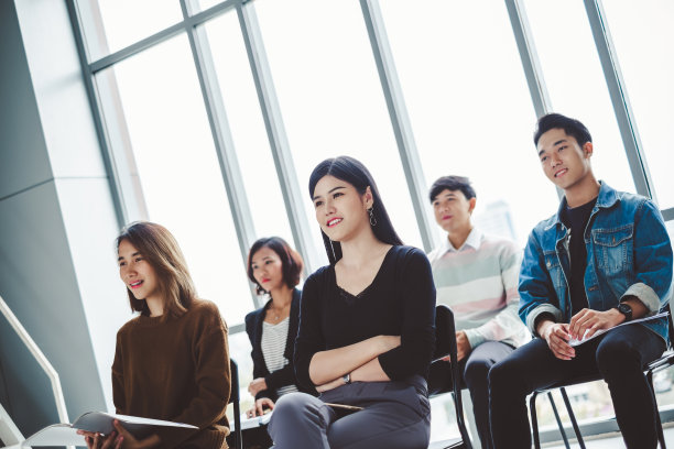 演讲者在研讨会上与众多听众进行演讲，为商务会议的成功提供了关键图片下载