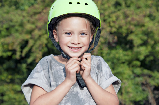 戴着头盔的快乐女孩的肖像图片下载