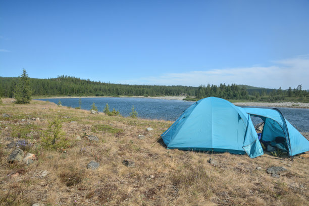 在河岸上搭帐篷。图片下载