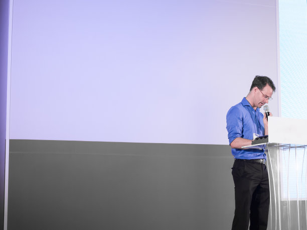 主讲人在科技商业研讨会上演讲。观众在会议厅。商业创业教育活动。主讲人在会议上作公开演讲。技术研讨会。图片下载