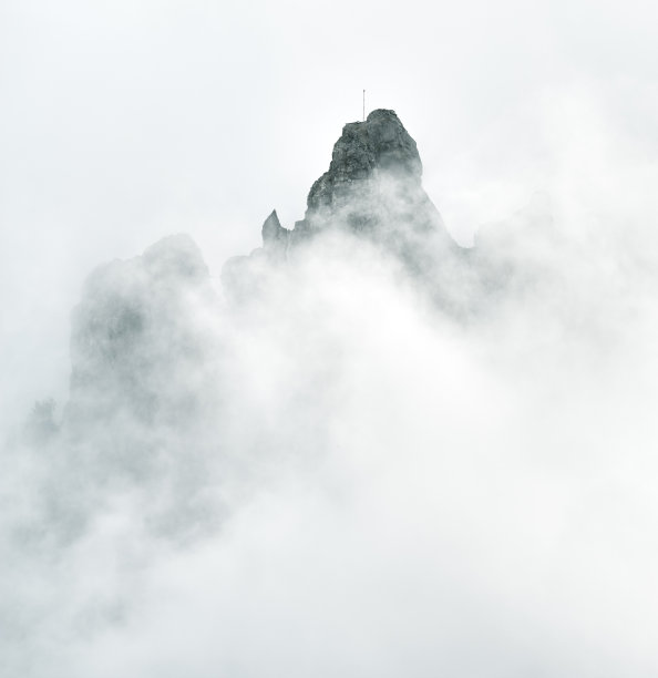 山顶有雾图片下载