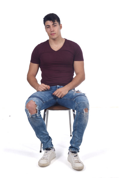 一个以黑色为背景的年轻人的肖像图片下载