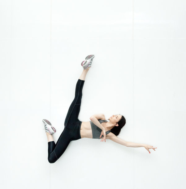 女舞者的正上方图片下载