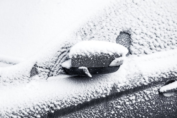 汽车后视镜上覆盖了新雪图片下载