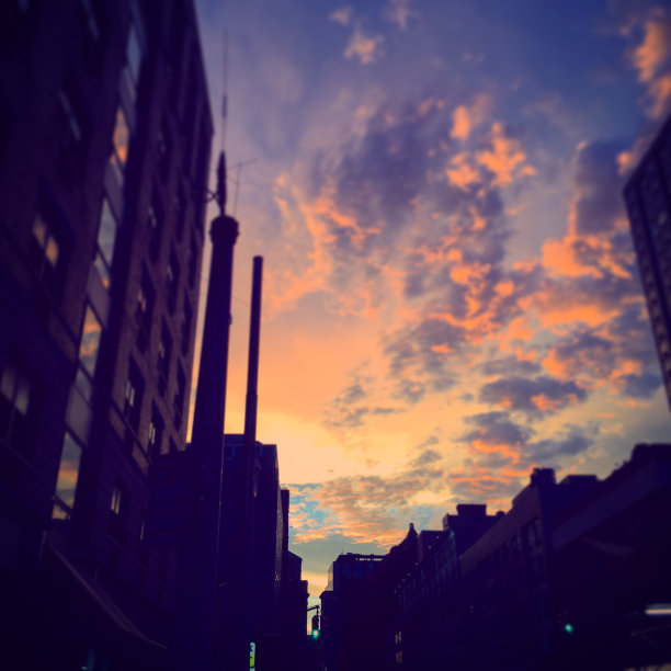 橙色和蓝色的城市日落图片下载