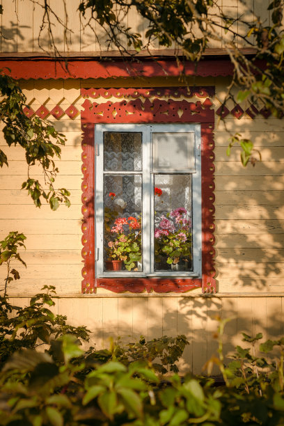 欧洲窗户，木制百叶窗，旧房子的纹理，户外外观图片下载