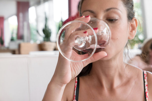 年轻女子喝酒图片下载