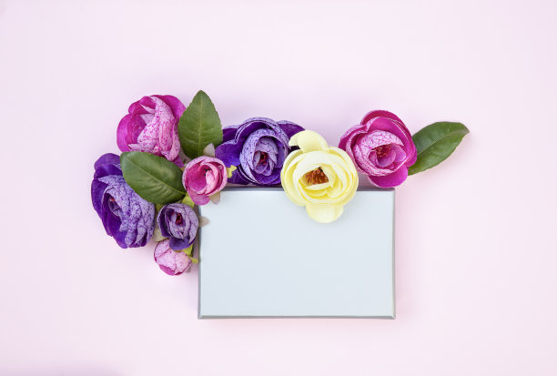 银色卡与花卉装饰图片下载