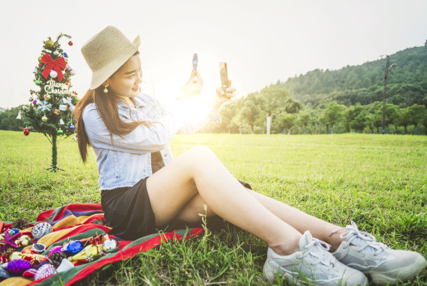 一名年轻的亚洲女子在户外圣诞派对上拍下了自己的照片。图片下载
