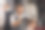 严肃的理发师用梳子和剃须刀做时髦的发型。图片下载