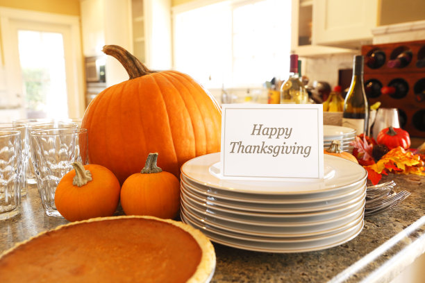 感恩节晚餐准备图片下载